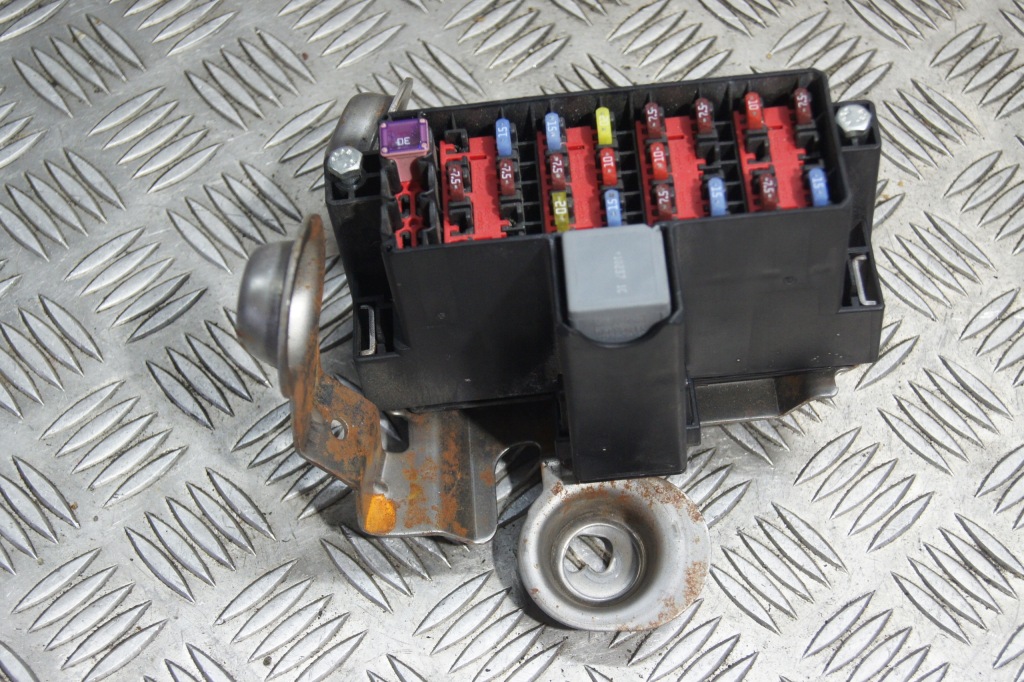 Купити Коробка запобіжників fiesta mk7 8v5t-14a005-abg