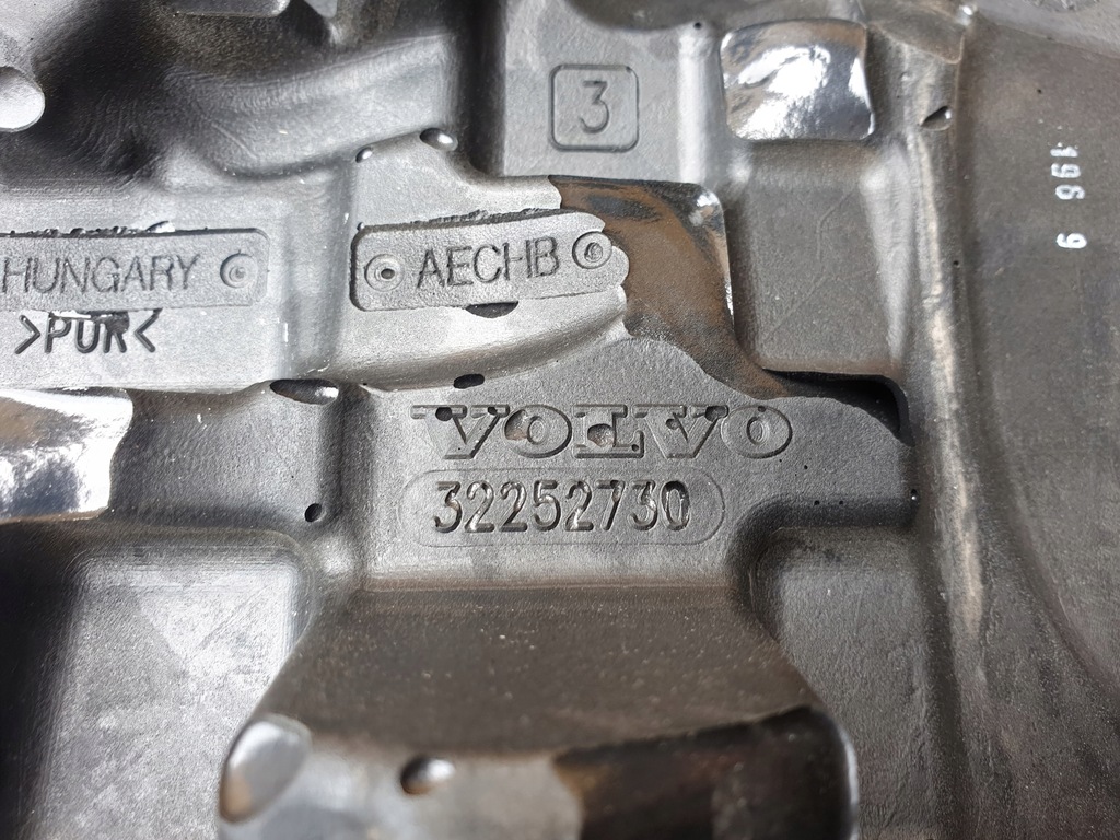 фото №7, Volvo xc40 кришка двигуна 32252730 1.5 гібрид