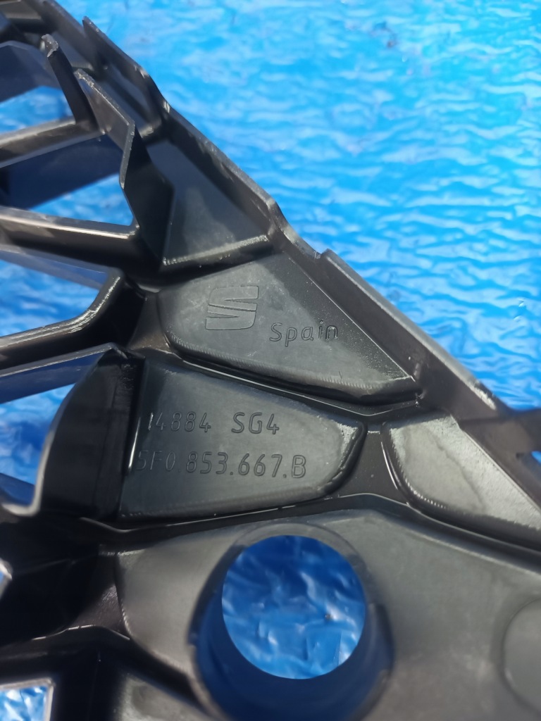 Решітка середня бампера перед leon 5f cupra 12-16 Ціна