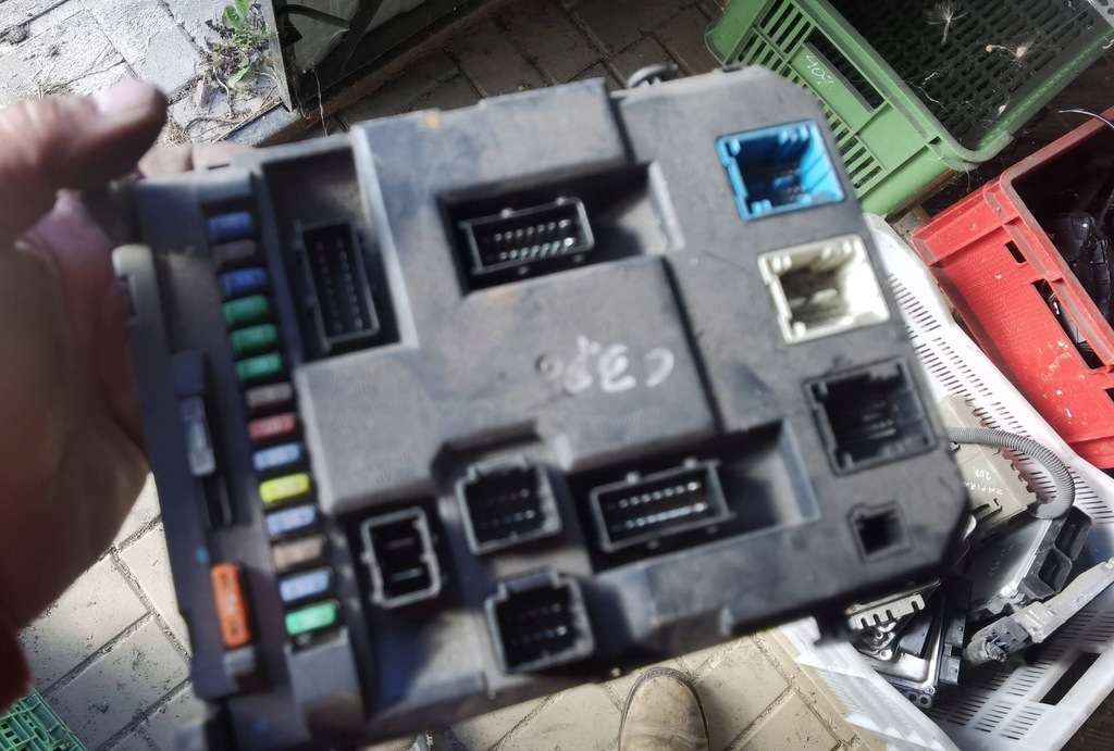 фото №1, Citroen c3 picasso 2009 рамка / модуль предохранителей