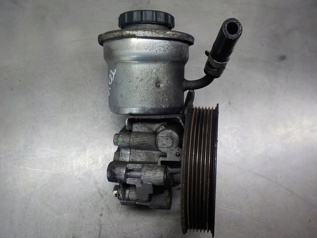 фото №1, Toyota avensis t25 2.2 d насос усилителя