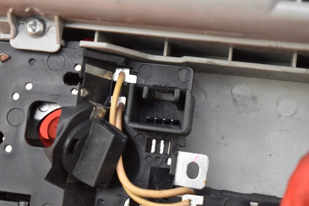 фото №7, Лампа освещение салона перед gk2a69970 mazda 5 1 i cr 05-10