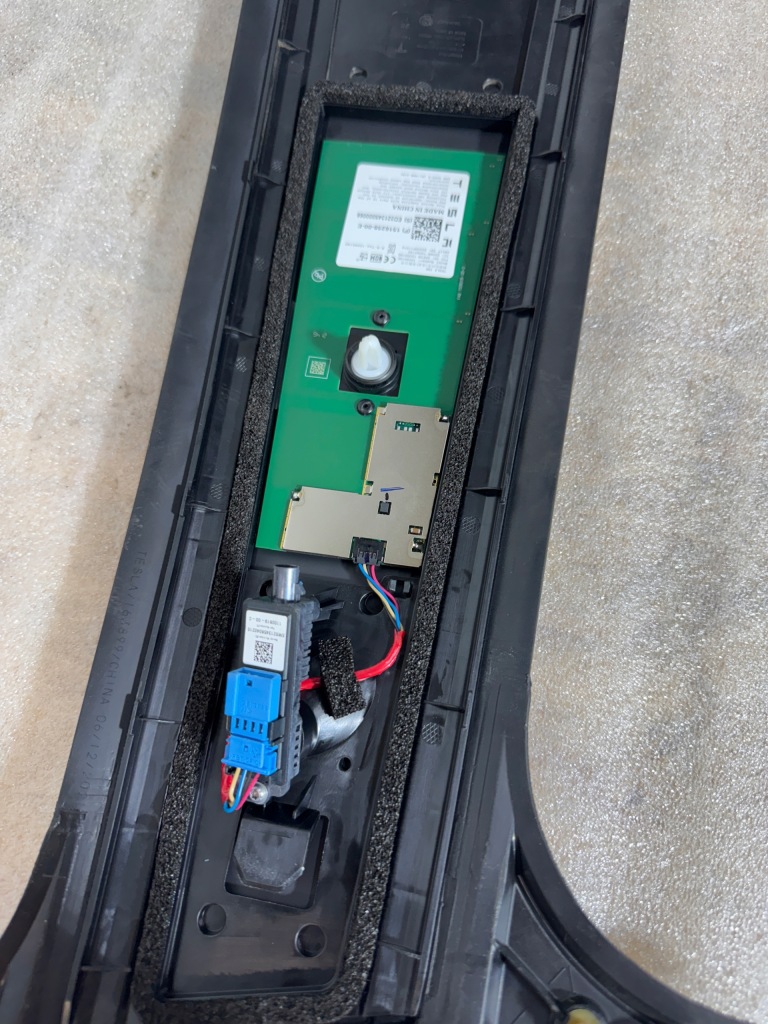 Стійку  боковий правий камери tesla y 1494241-00-a Київ