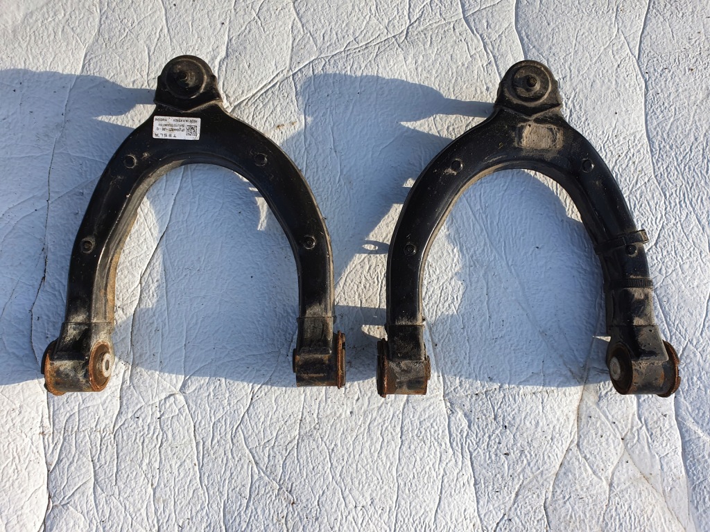 фото №1, Tesla 3 рычаг передний правый левый верхний 1044326