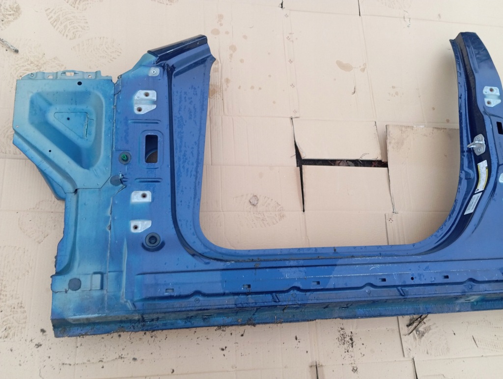 Chrysler 300 2 11r-23r порог правый  левый  стойку a белый pw7 2011-23r Киев