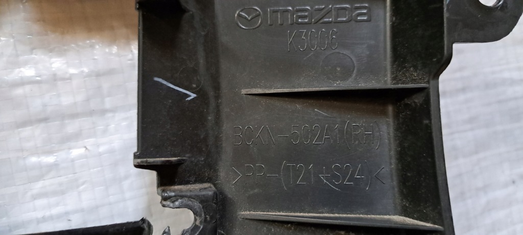 Mazda 3 кронштейн  бампера передній праві bckn-502a1 Ціна