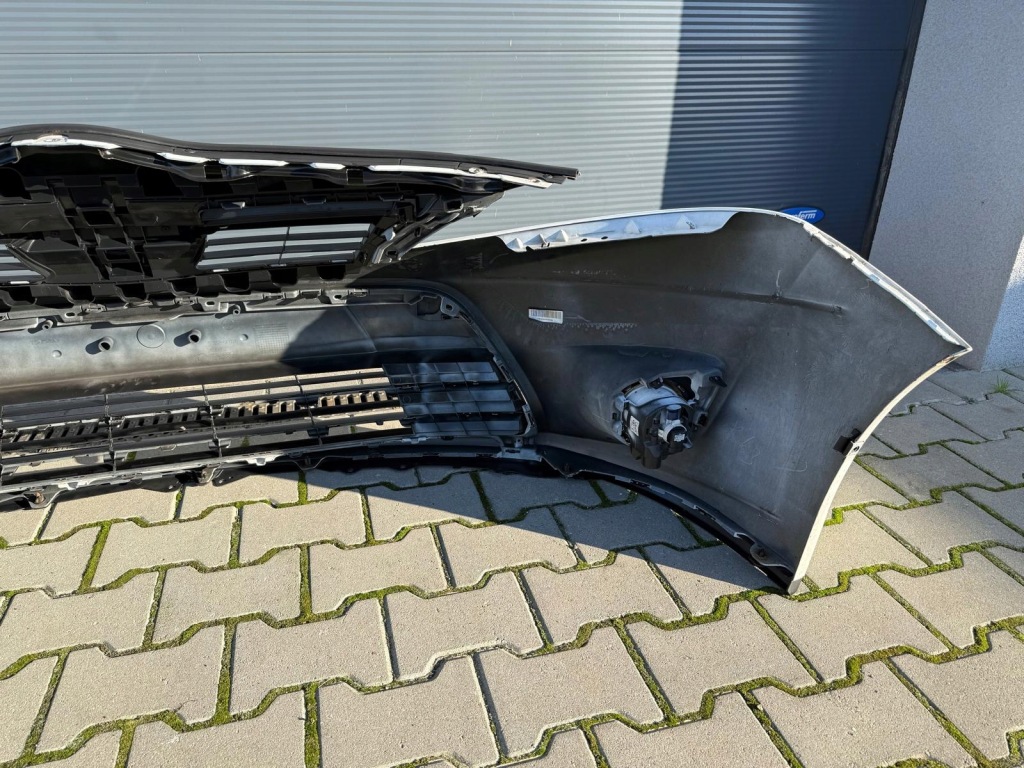 Toyota verso рестайлинг  13-18 бампер передний цвет 040 комплектный Киев