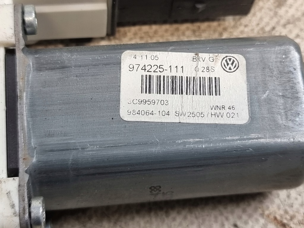 фото №8, Моторчик скло лівий задня оригінальний номер 3c9959703 vw passat b6 06r