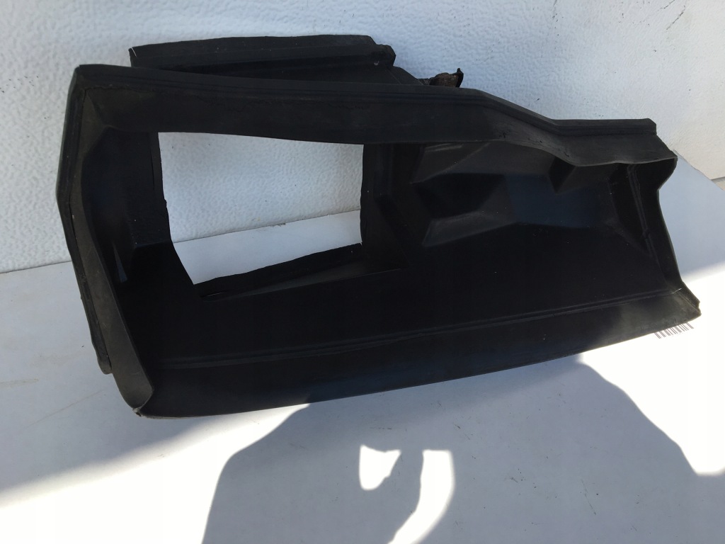 Впуск повітря захист корпус радіатора оливи pod бампером mercedes w124 в Україні