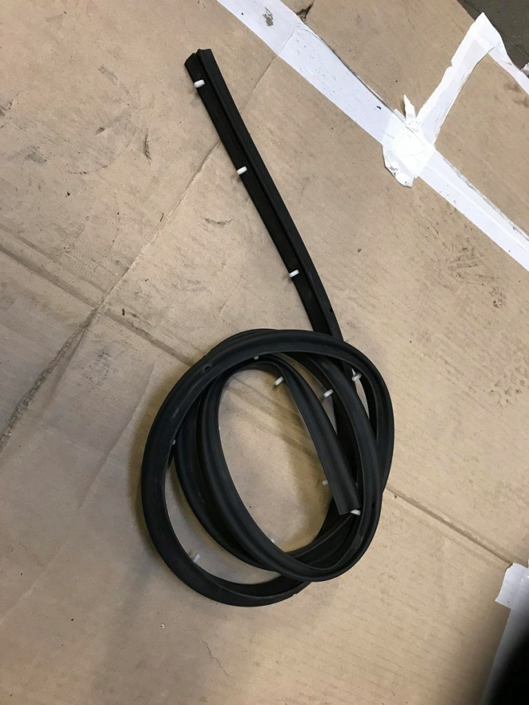 фото №1, Mercedes s-klasa w217 прокладка дверь правых