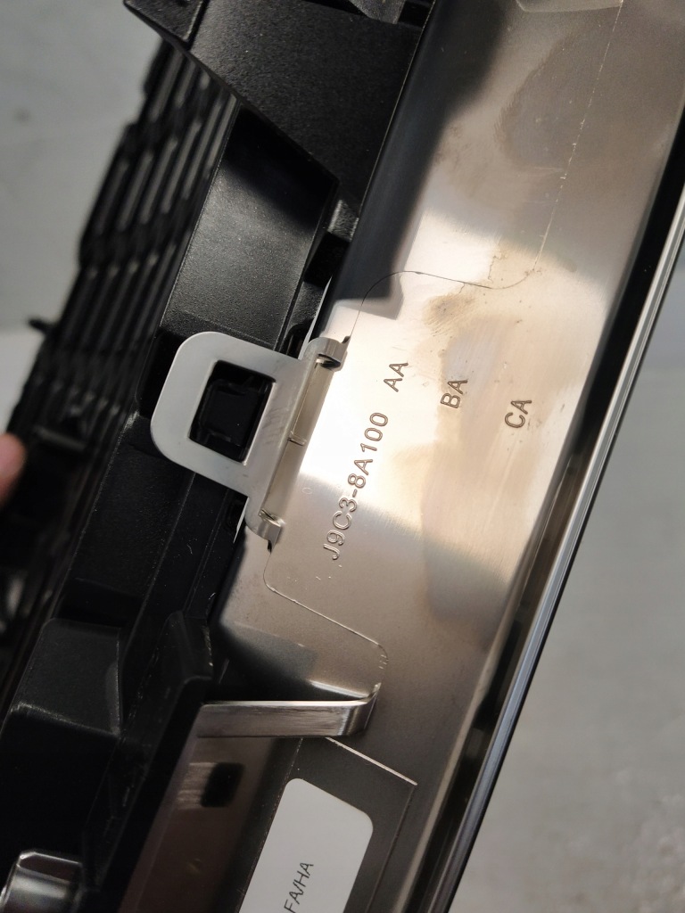 Jaguar e-pace x540 рестайлинг  решётка радиатора решётка  радиатора камера значок satyna оригинал Цена