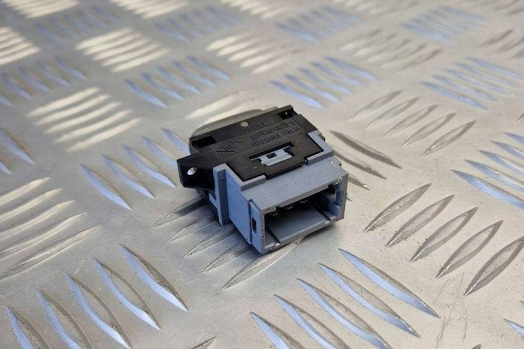 фото №1, Кнопка управление окон правых передних дверь renault