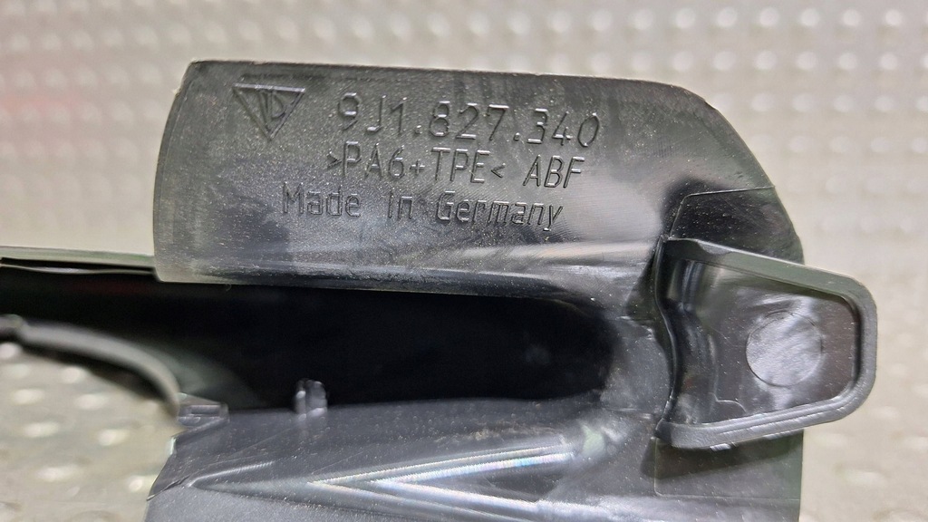 фото №5, Защита петля крышки багажника правый задняя 9j1827340 porsche taycan 9j1