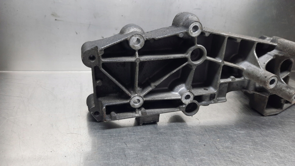 фото №5, Кронштейн генератора 9497106 volvo s60 v70 ii 2.4b