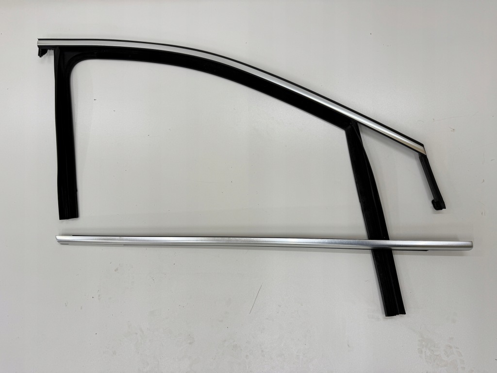 фото №1, Молдинг прокладка скло правий перед хром mercedes w247 b-klasa