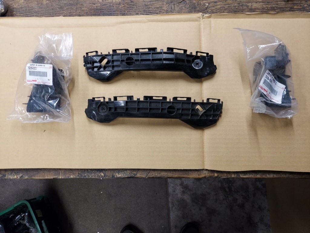 фото №1, Toyota yaris iii lift 17-19 напрямна бампера задня l+r