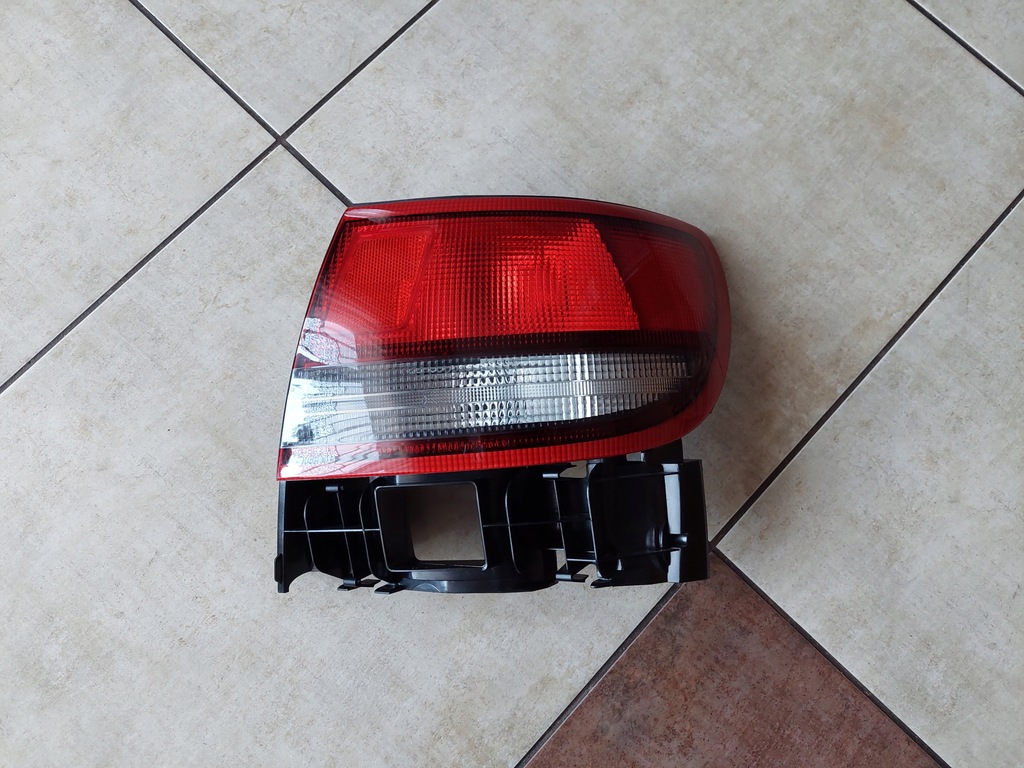 фото №1, Права лампа задня - toyota carina e - nowa оригінал