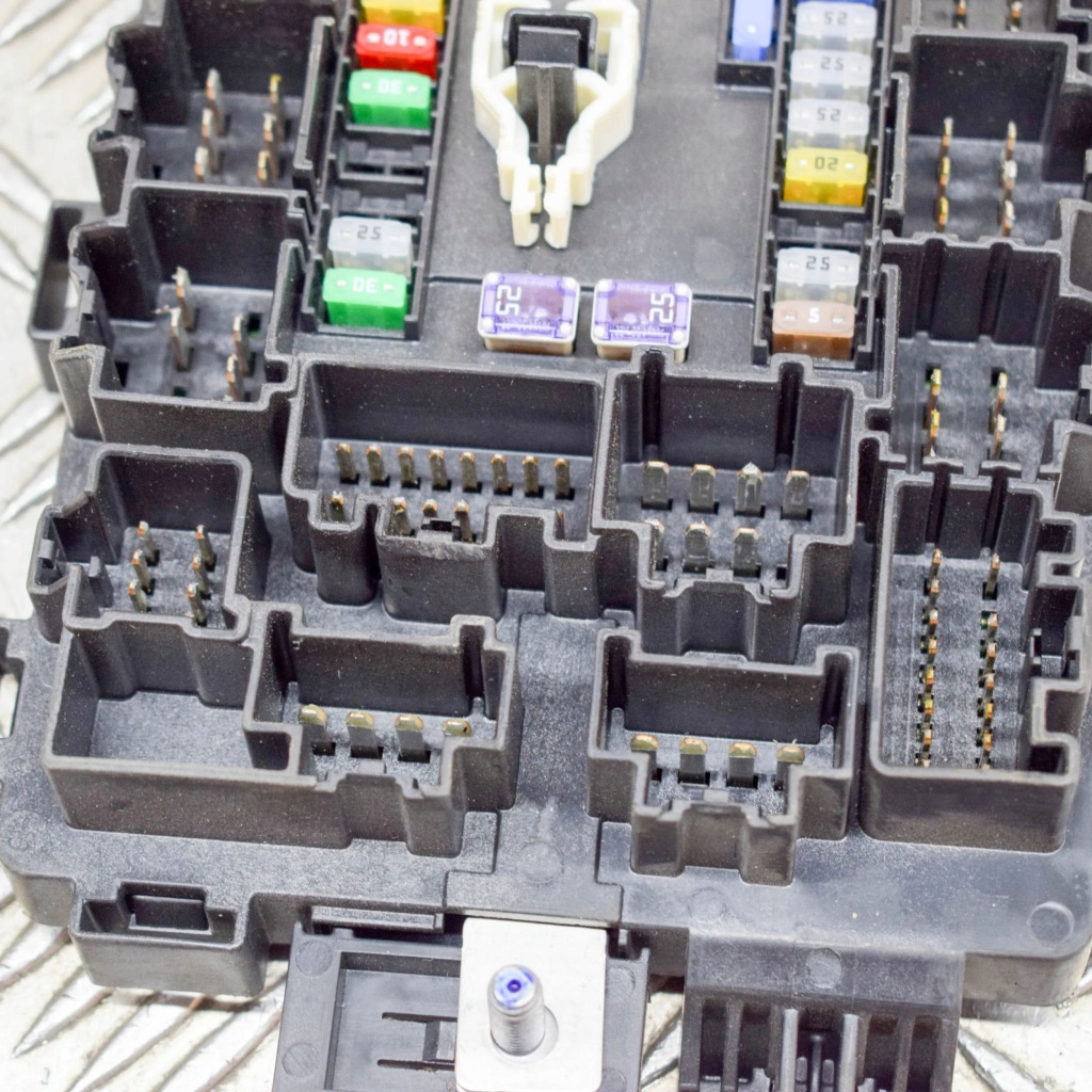 Tesla model x 2020 рамка / модуль предохранителей Цена