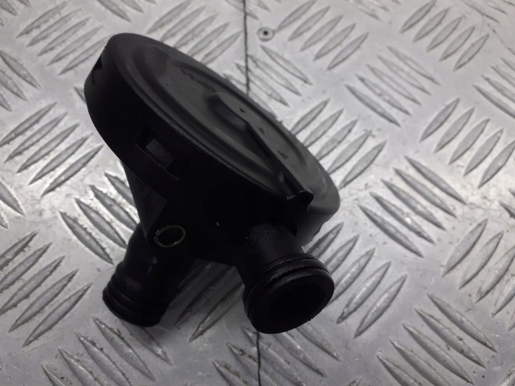 фото №1, Вентиляция картера vw golf v 1.6 03c103201e