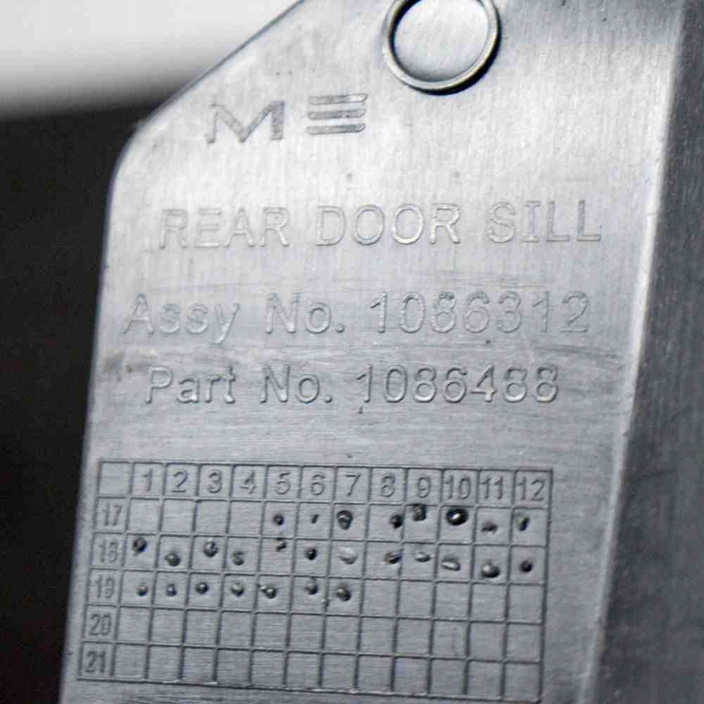 Задня права молдинг декоративна поріг tesla model 3 1086488 11243974 208kw 2019 Київ