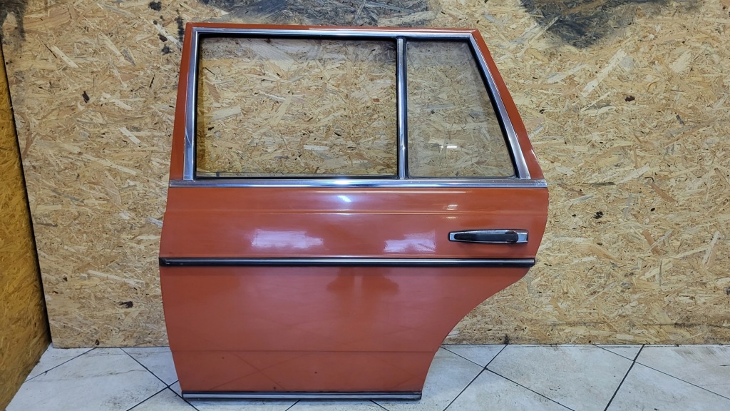 Купить Дверь левое  задняя mercedes w123 универсал без ржавчина