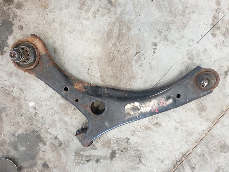 фото №1, Town country рычаг левый перед 2015 p04766911al