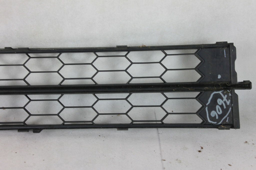 фото №10, Решётка средняя бампера перед skoda rapid