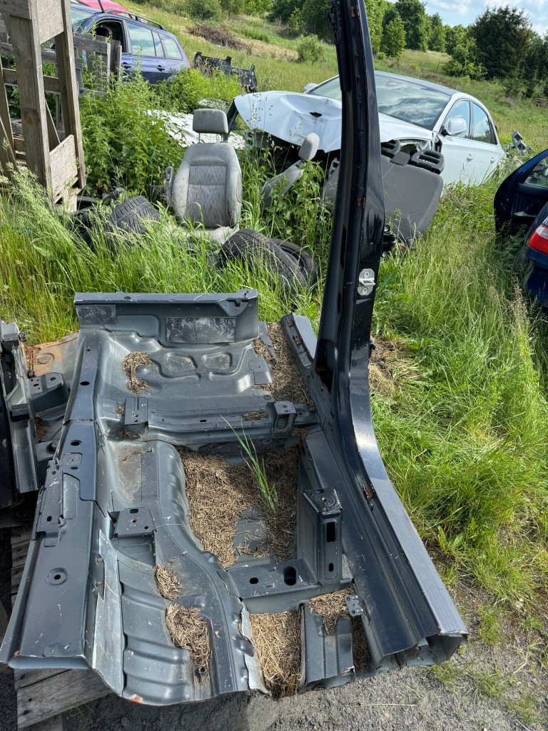 Четверть порог стойка  левый mercedes ml 164 w164 Цена