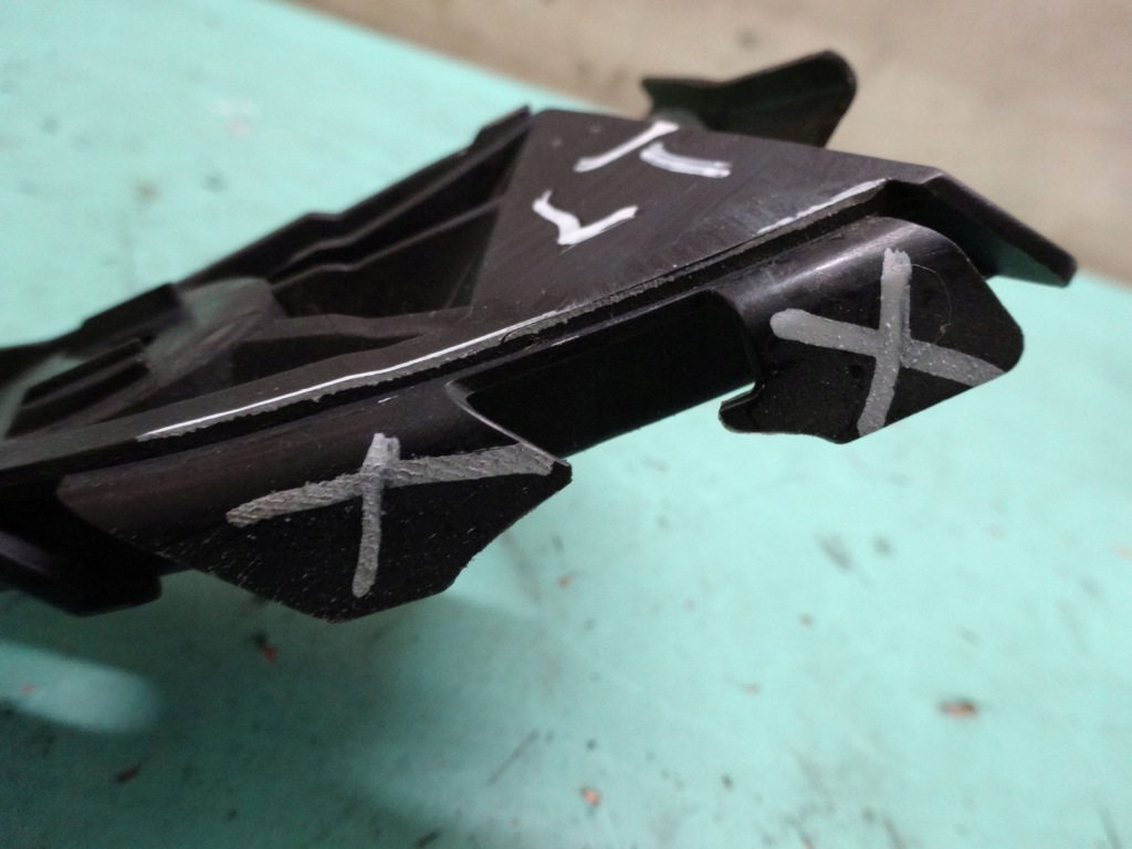 Lexus is ii 06r направляющая бампера левый задняя 52563-53010 Недорого