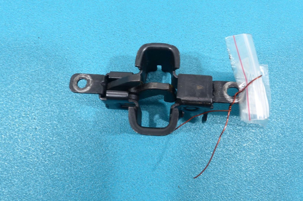 фото №1, Замок капот левый mercedes s w221 05-13