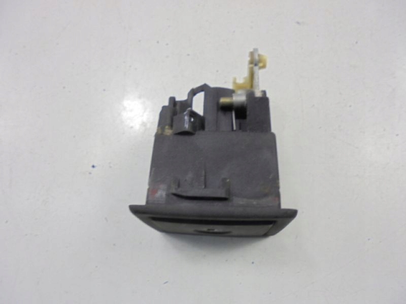 фото №5, Renault clio i вкладка замка кришки lift