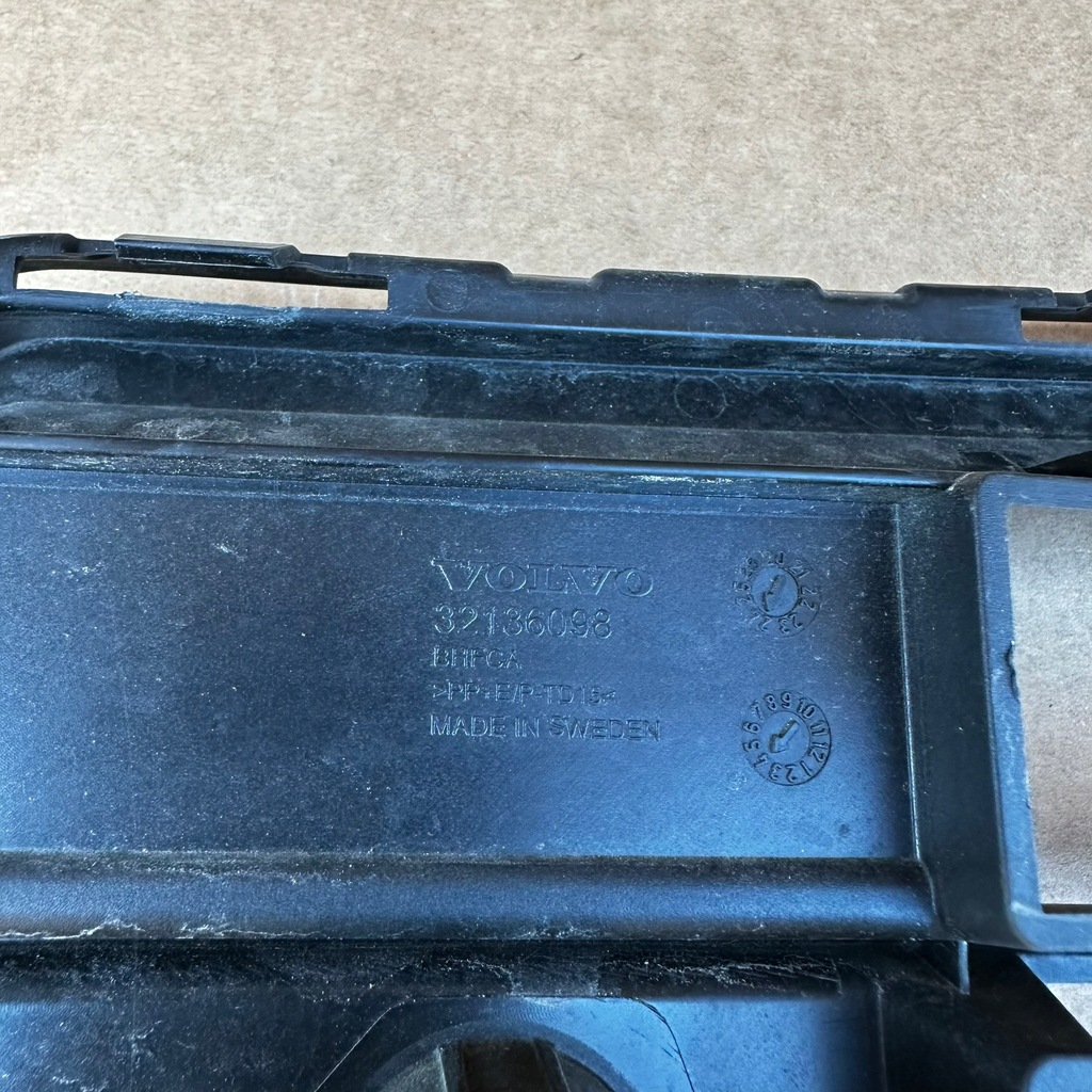 фото №13, Решітка середня решітка радіатора бампера перед volvo xc40 ii lift оригінал 32136098