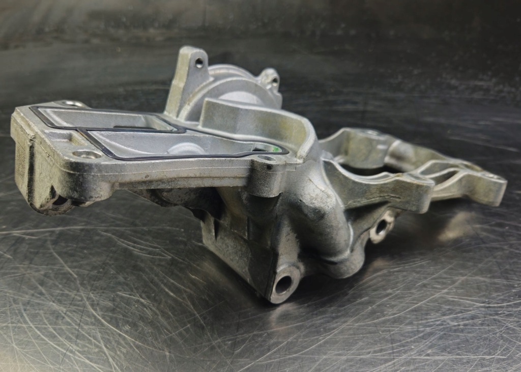 Кронштейн основание насос воды 8575850 bmw x1 f48 с Разборки