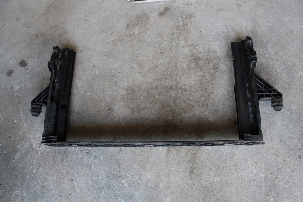 фото №1, Volvo v50 s40 04-.. кронштейн радиатор перед