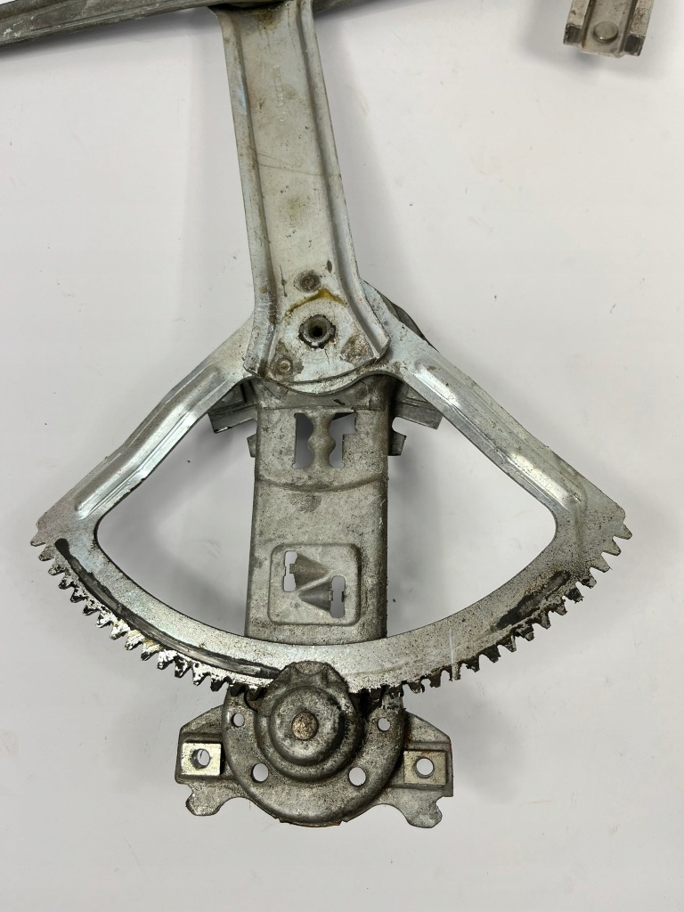 Подъемник стекло правая  перед ручной механический mercedes w124 седан s124 универсал Киев