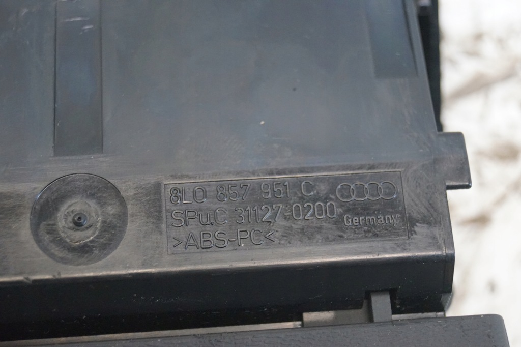 фото №9, Попільничка audi a3 8l lift 8l0857951c