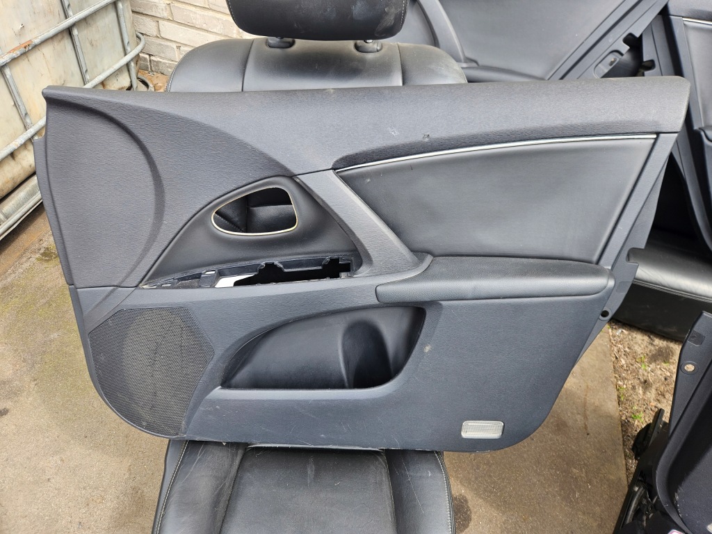 Toyota avensis t27 09-14 комплект сидений кожаных чёрные обшивки Доставка