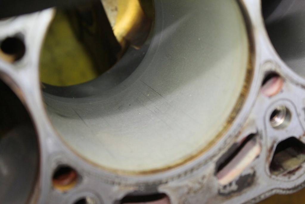 Блок на stolik a8 d3 4.2 b v8 bfm 077103021am в Україні