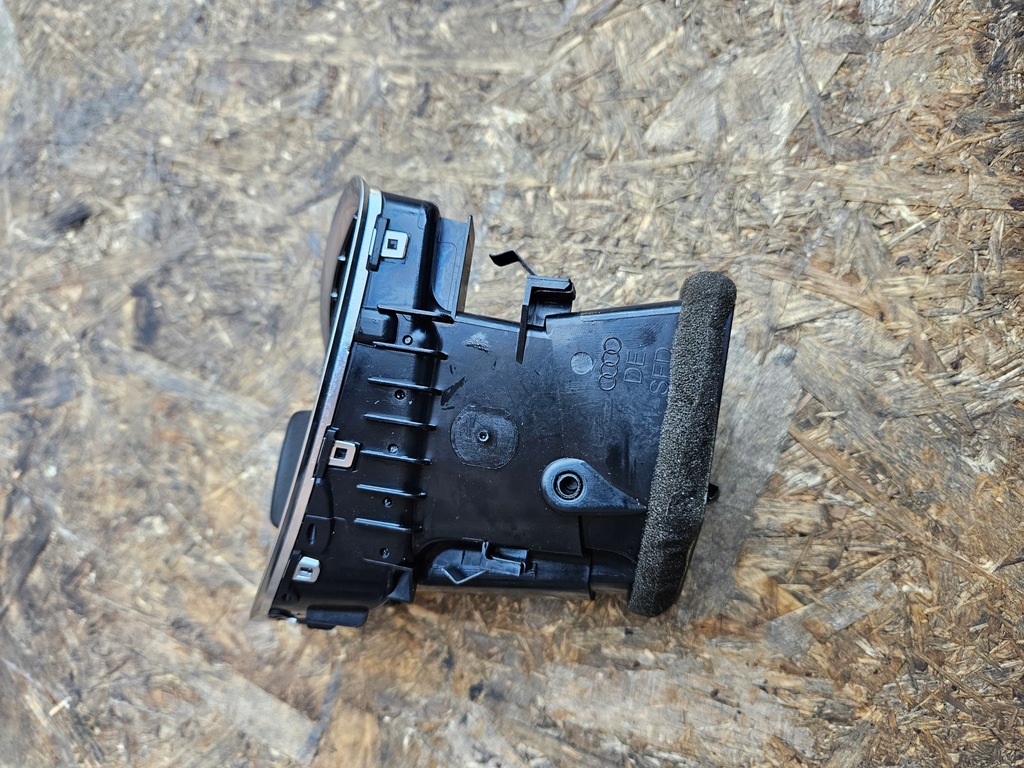 фото №8, Решітка обдув права audi a5 a4 8t1820902c