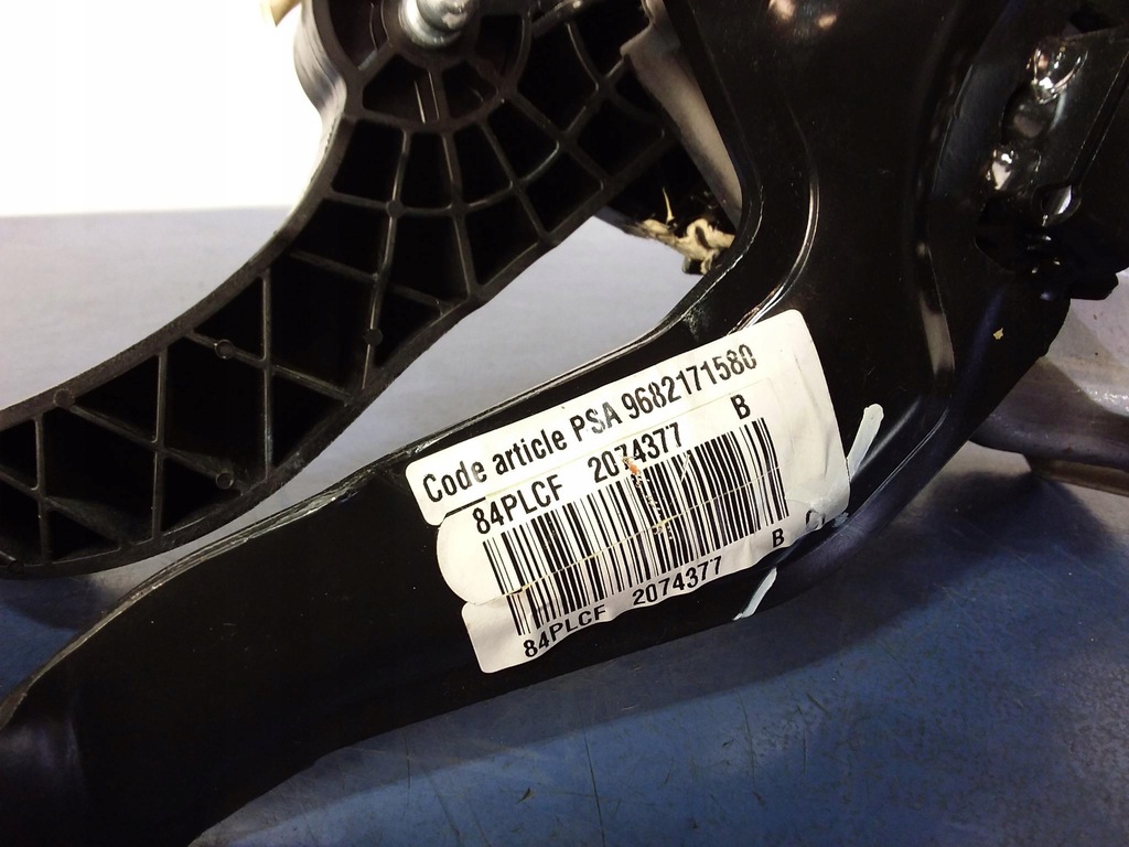 фото №4, Peugeot 2008 1,2 vti педали