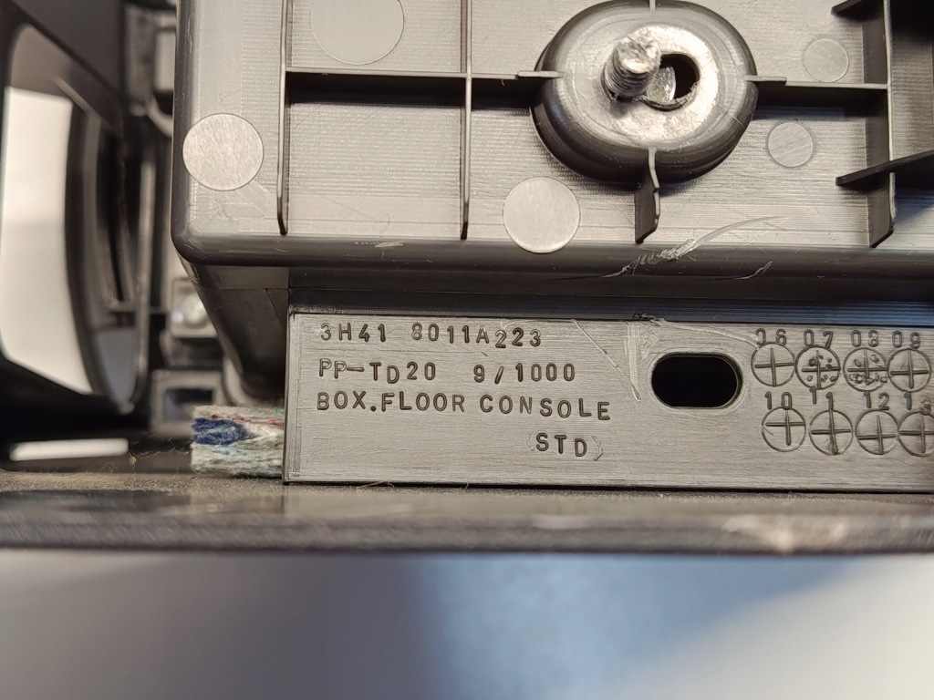 Купити Mitsubishi lancer viii підлокітник 3h418011a223