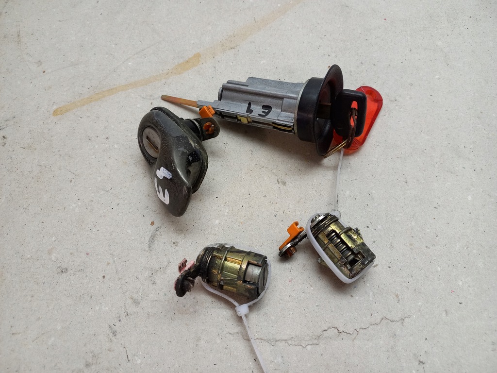 фото №1, Toyota corolla e9 87-92 замок запалювання замки двері ключ