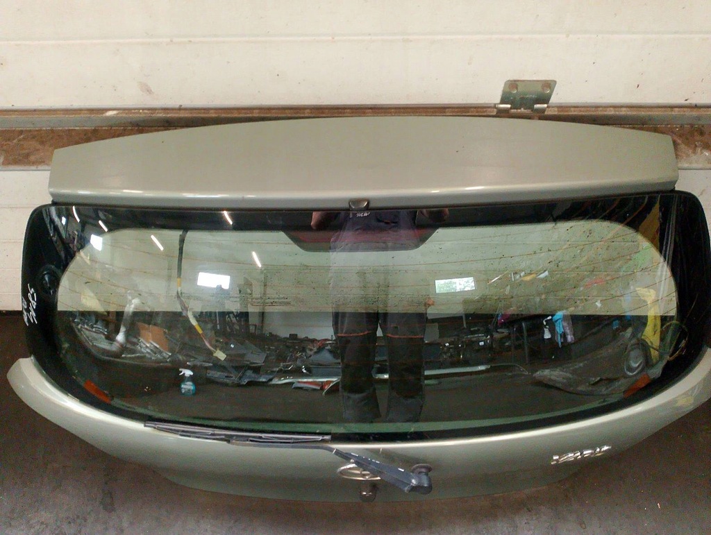 фото №13, Kompletny задня кришка багажника бампер лампа toyota yaris i po рестайлінг 6s4