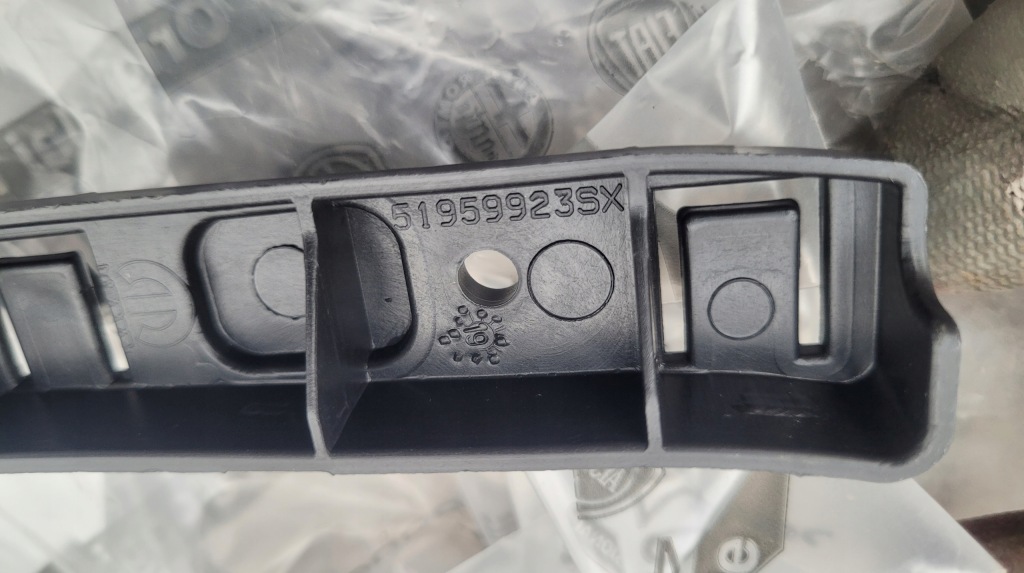 фото №2, Jeep renegade напрямна бампера задня лівий 4308