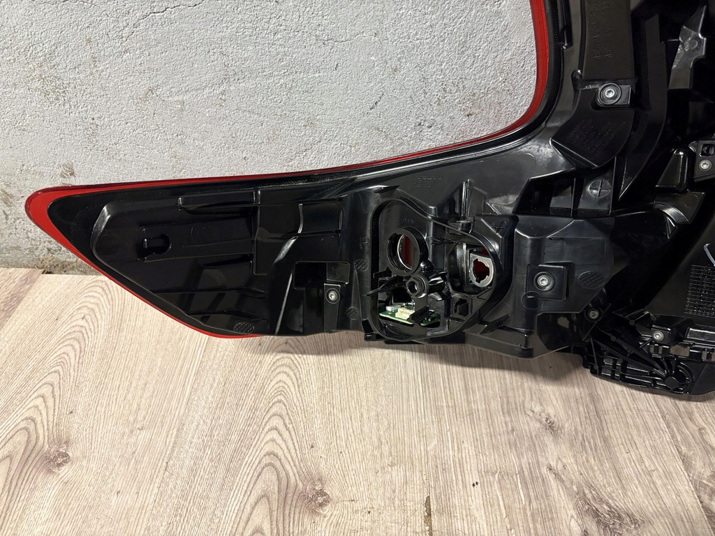 фото №11, Volvo xc40 17- лампа правый задняя 31446791