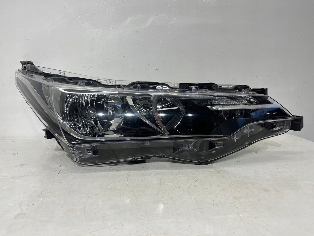 фото №1, Лампа правая правый r перед передняя toyota corolla e16 e 16 обычная led 17 18