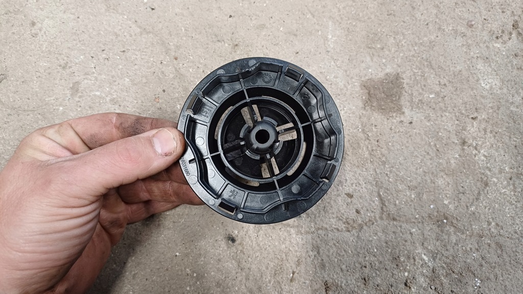 фото №1, Opel crossland кронштейн колеса запасного болт 9816031680