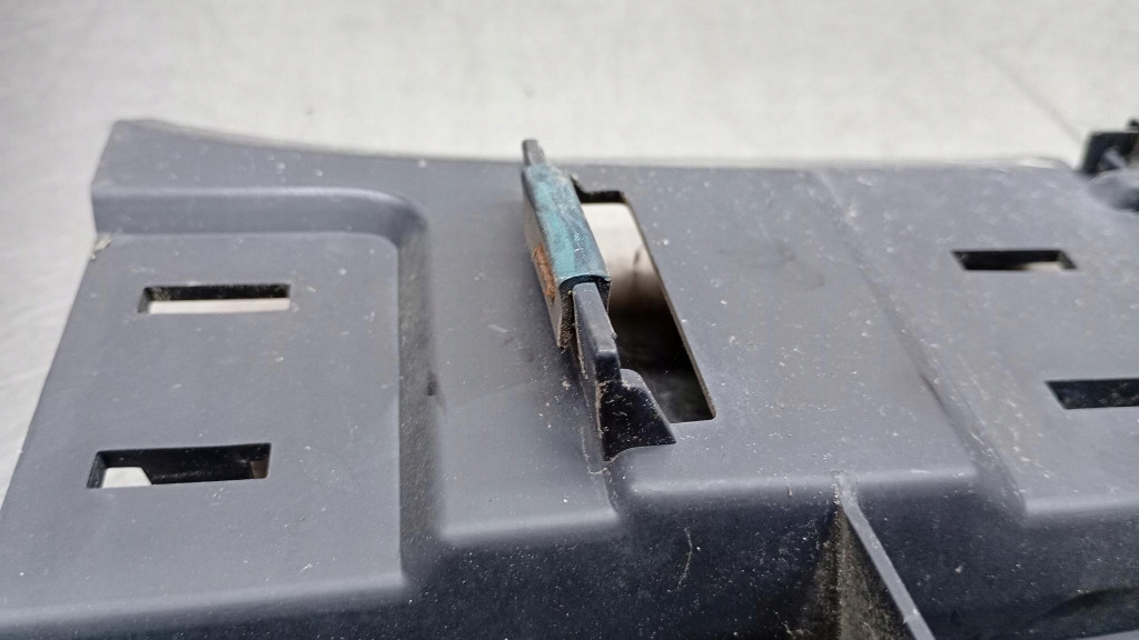 Направляющая бампера задняя задний левый оригинальный номер 888138 volvo v40 00-04r с Разборки