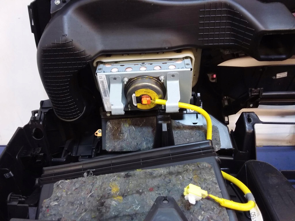 фото №10, Toyota yaris ii приборная панель консоль подушки безопасности ремни