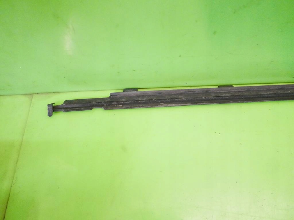 фото №8, Молдинг уплотнитель правая перед vw polo iv 9n hb 3d